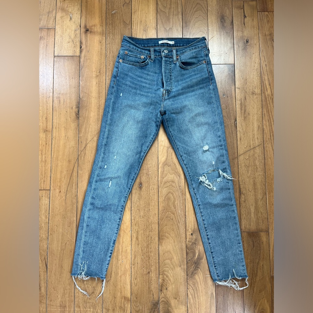 Light wash Levi’s wedgie skinny jeans